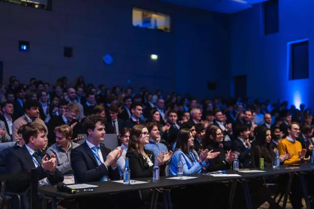 A full hall applauding at FS Business Forum 2025